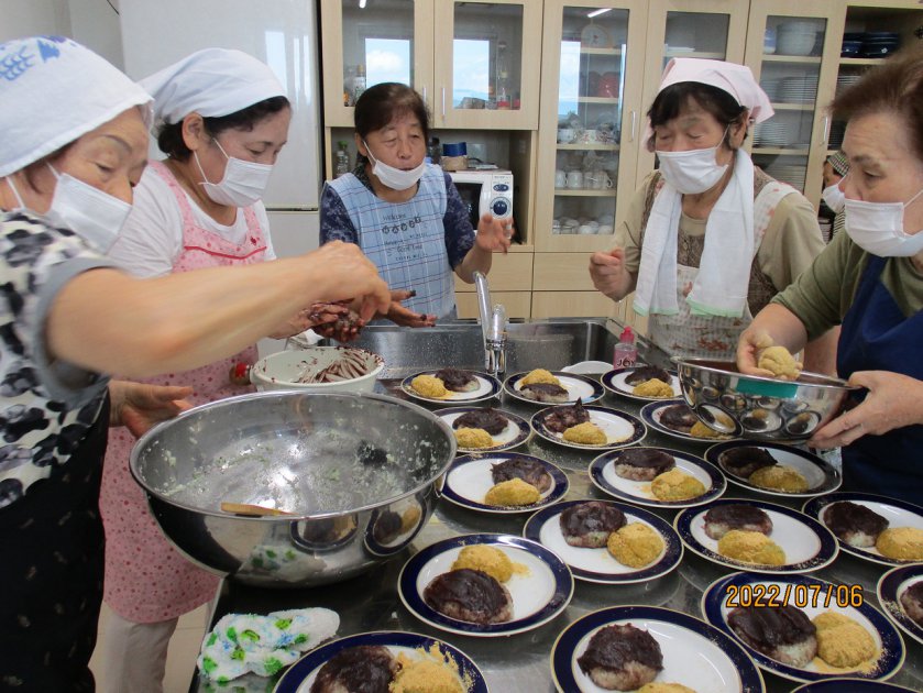 調理を分担しながら、ヨモギを使った料理を作りました