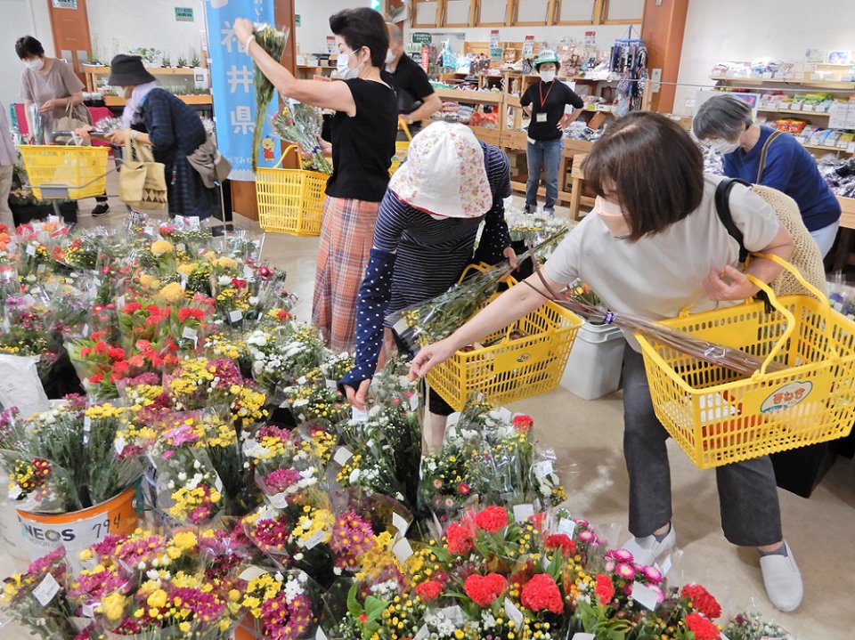 「喜ね舎 愛菜館」盆の切り花フェア