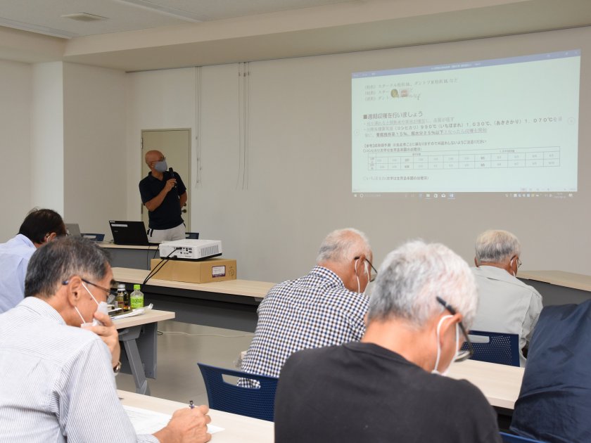 収穫・乾燥調製作業について説明しているようす(JA福井南部支店にて)