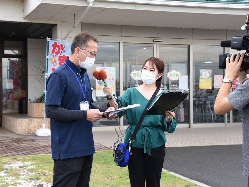 JA農産物直売所「喜ね舎 愛菜館」の林所長㊧