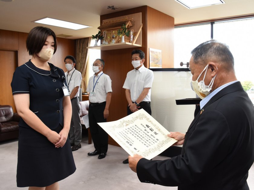 冨田組合長㊨から表彰される明石補佐