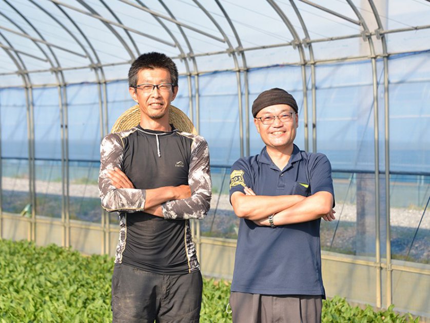 JA福井基幹支店営農部園芸振興課の鈴木係長㊨と一緒に。JAとして今後も全力サポートしていきます