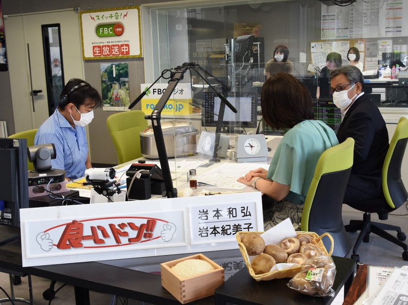 コシヒカリについて紹介する松田部長㊨