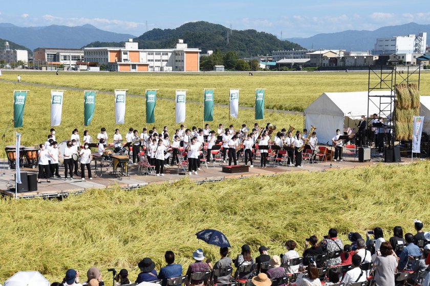光陽中学校吹奏楽部の皆さま。総勢74名で迫力あるパワフルな演奏でした
