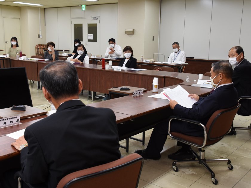 JA役員ら（写真手前）に向けて意見や要望を伝えるようす