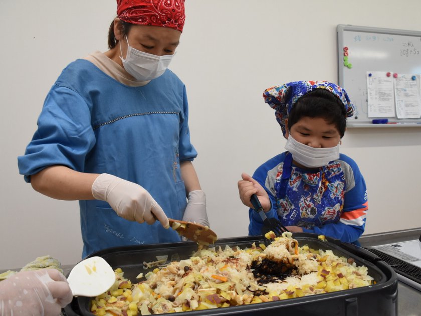 ホットプレートで野菜たっぷりの炊き込みご飯を作る参加者のようす