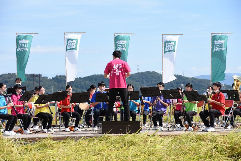 社中学校吹奏楽部の皆さま。おそろいの「響」Tシャツがかっこいい