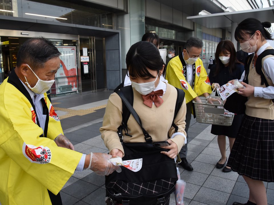 新米いちほまれのおにぎりを県内一斉に配布