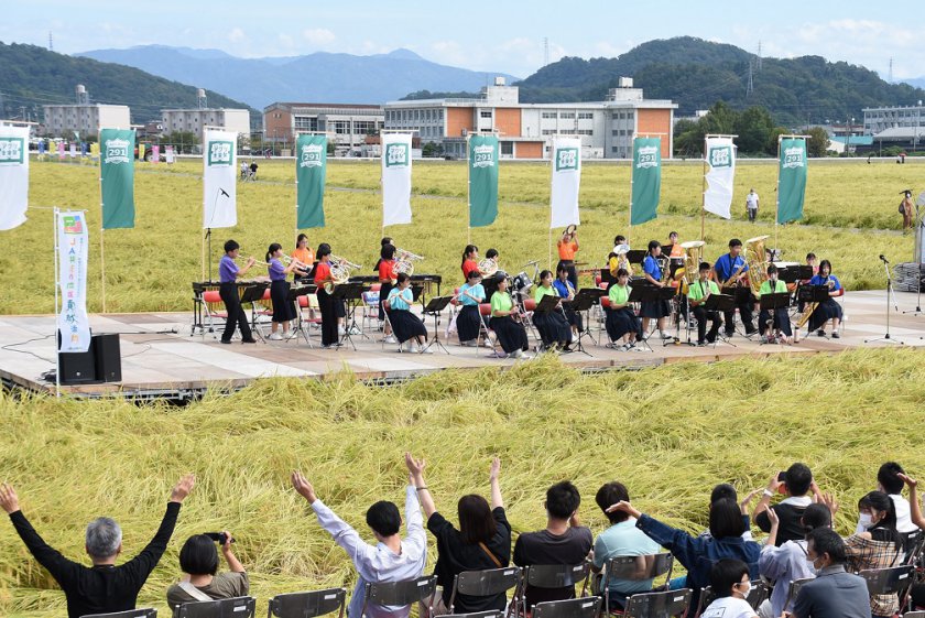 清水中学校吹奏楽部の皆さま。ヤングマンの演奏では観客と一体となって踊りました♪