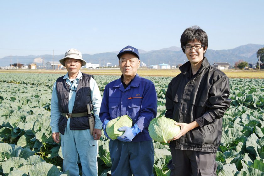 JA福井東部支店担当の小林営農指導員㊨と一緒に。精一杯良いキャベツを出荷できるよう、JAもフルサポートで頑張ります!