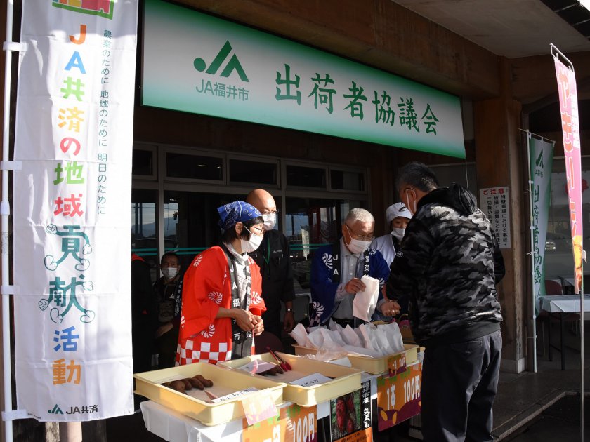 店外に設置された特設ブースでは、地元産サツマイモを使った焼き芋の販売もありました