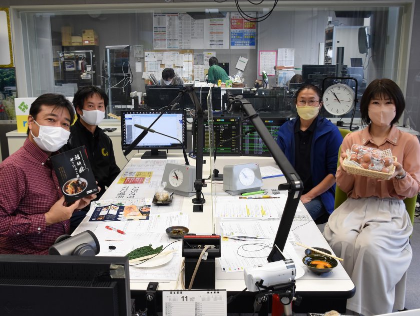 生産者の黒川会長(写真左から3番目)と佐藤補佐(左から2番目)