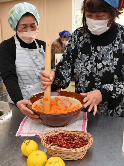 柚子なんばの材料をすり潰しながら混ぜ合わせるようす