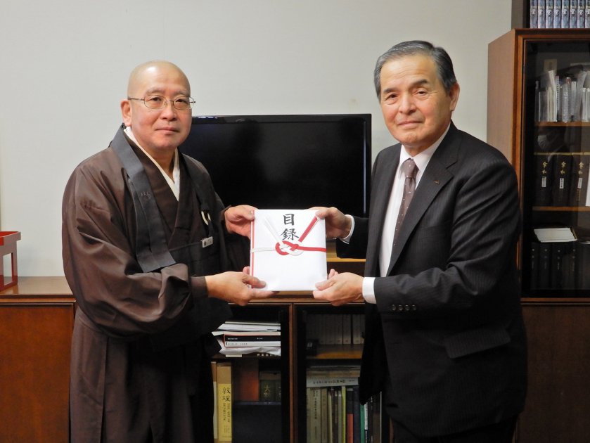 小林監院老師㊧に目録を手渡す岩﨑専務