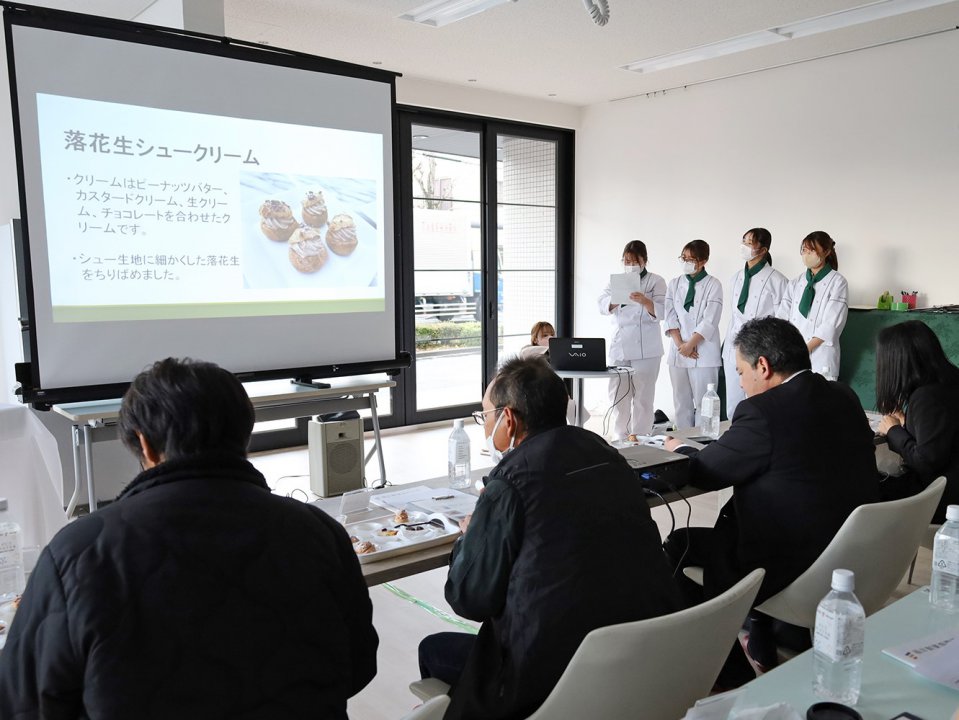 福井製菓専門学校学生が地元農産物を使ったオリジナルスイーツを発表