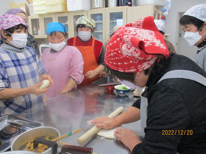 麺棒でうどんの生地をのばすようす