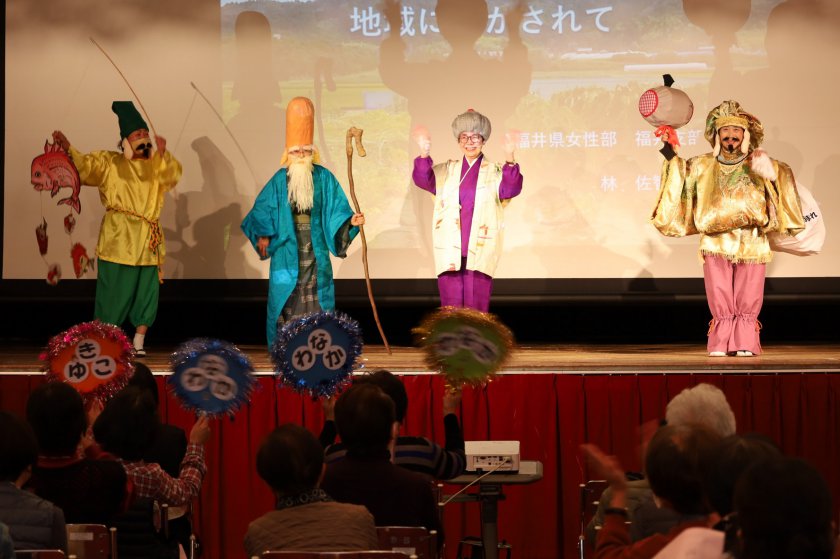 和中さん(写真左から3番目)の応援で駆け付けた仲間と一緒に