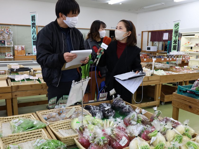 れんげの里の店内をリポートする鈴木所長㊧と柄田アナウンサー
