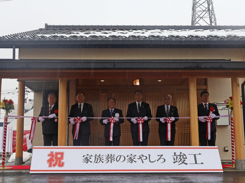 テープカットで家族葬の家やしろの完成を祝うようす