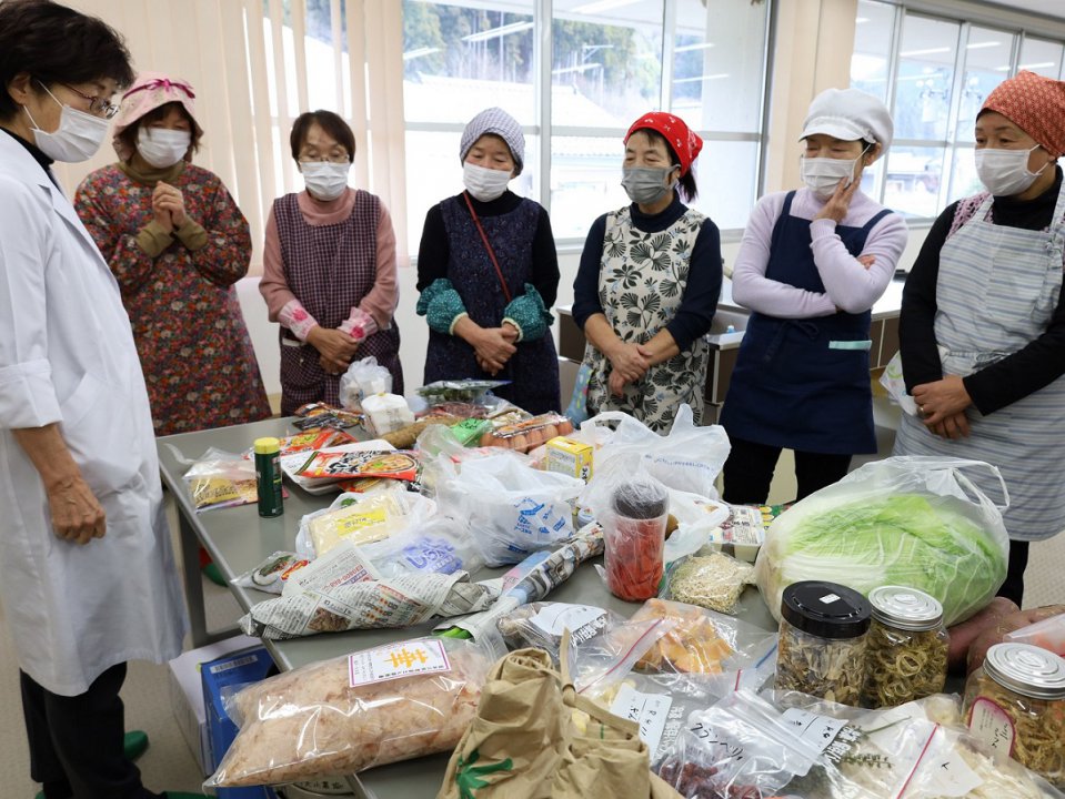家庭で余っている食材を持ち寄り料理教室を開く
