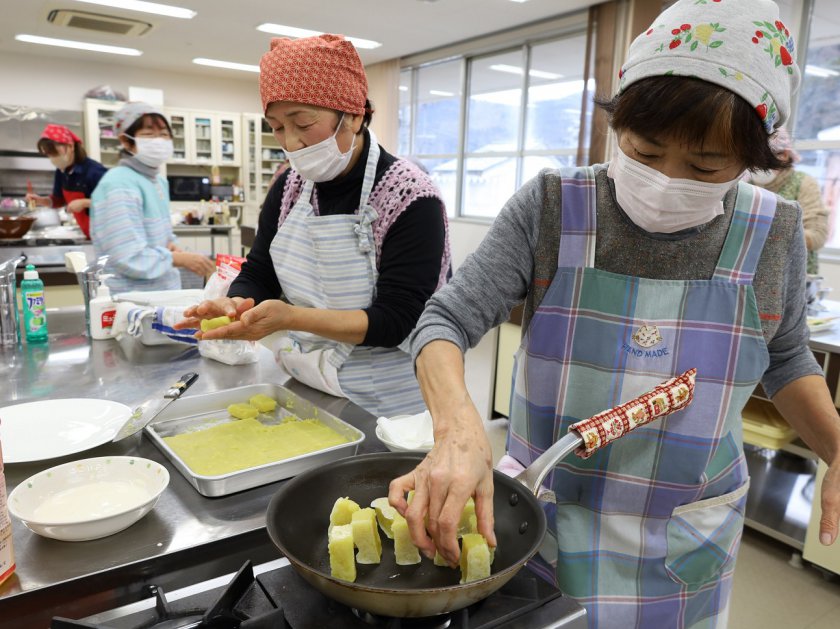 芋きんつばを作る部員ら