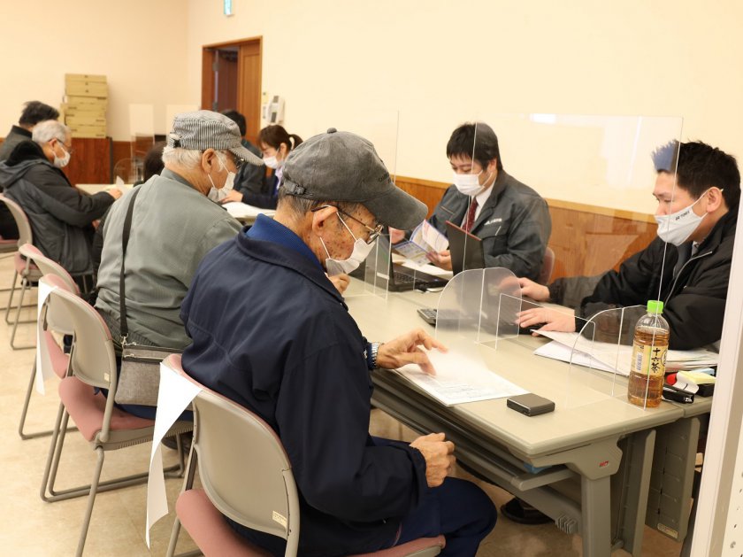 JA職員に農業所得の確定申告について相談しているようす