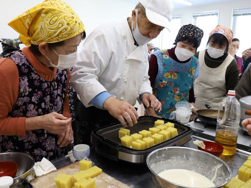 芋きんつばの作り方を教える泰鳳堂の杉本社長（写真左から２番目）