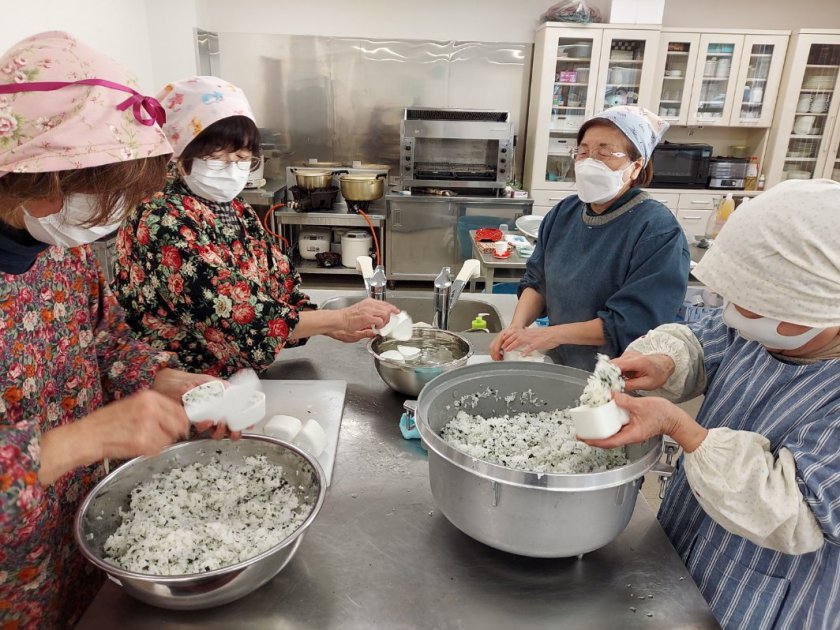 JA女性部福井支部美山エリアの部員らがおにぎりを作っているようす