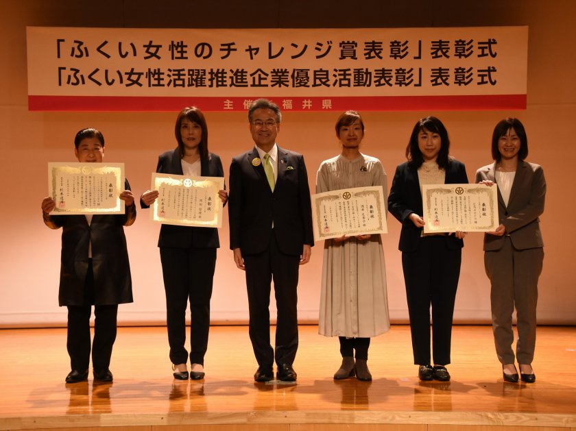 ＪＡ女性部福井支部の小川支部長㊧が代表して表彰されました