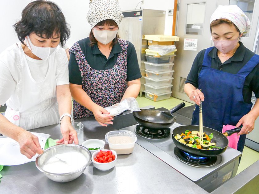 料理する参加者