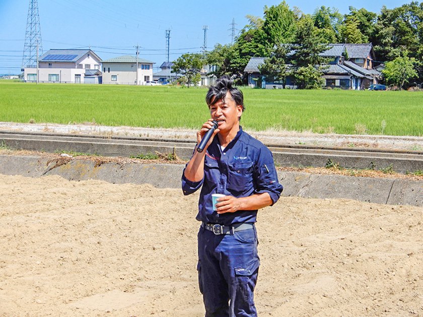 ソバの種まきについて説明するふくい青壮年部の小倉部長