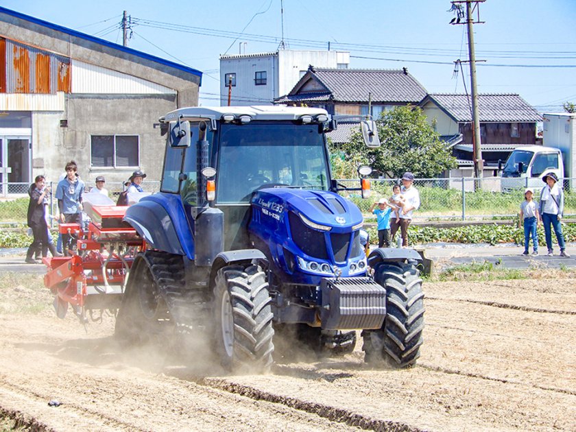 大型機械を使った作業を見学