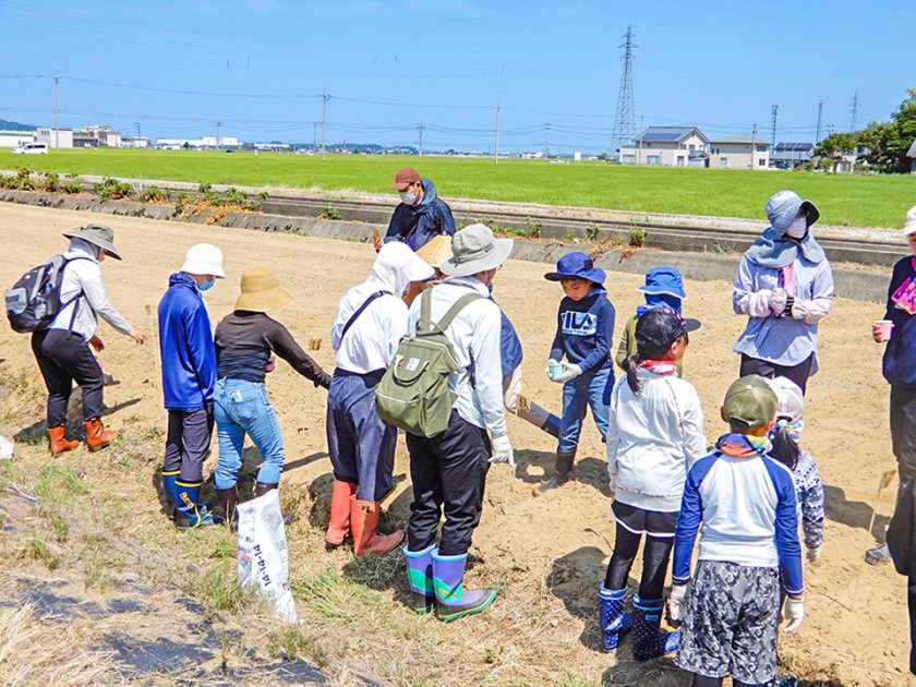 種まきに挑戦する参加者の皆さん