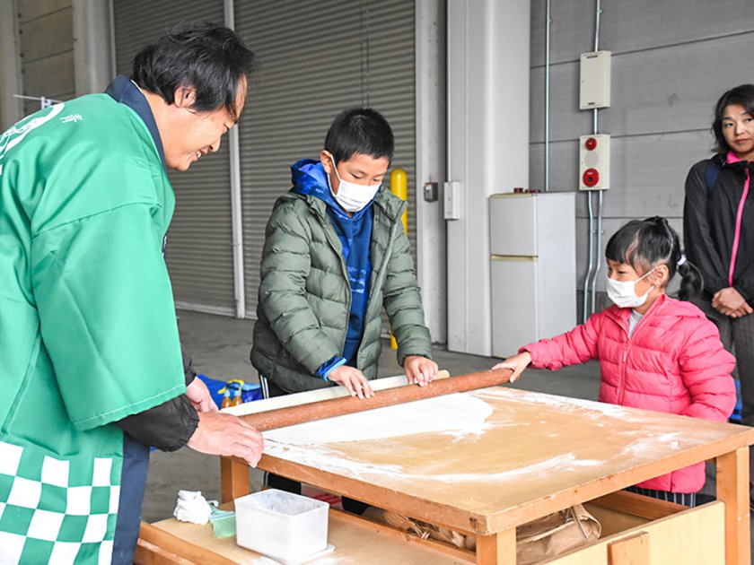 教えてもらいながら参加者の皆さんもそば打ちに挑戦①