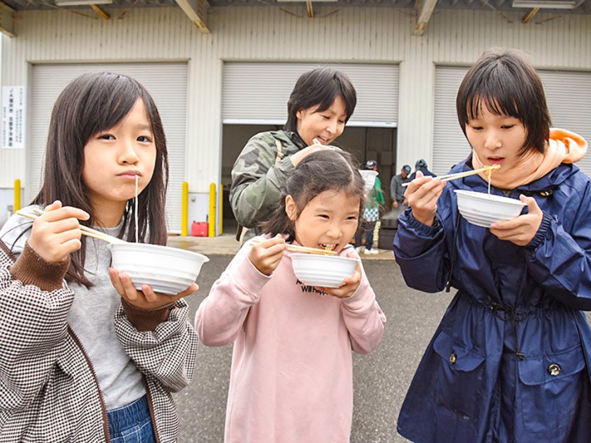 打ち立て新そばはやっぱり美味しい！と皆さん笑顔