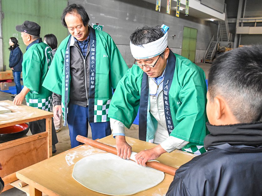 そば打ちを披露する青壮年部員たち