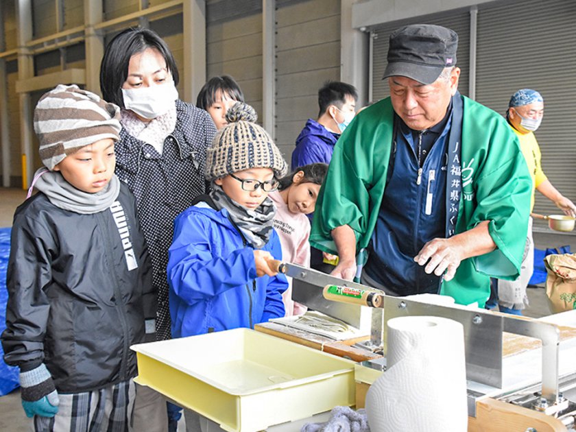 教えてもらいながら参加者の皆さんもそば打ちに挑戦②