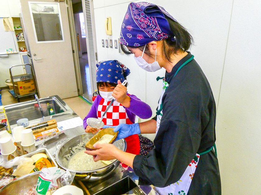 パウンドケーキの生地をお玉で型にいれているようす