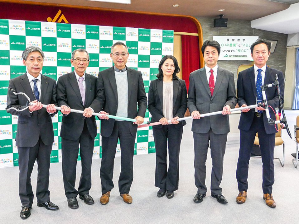 地域貢献活動として坂井町の小学校4校へ特殊さすまたを贈呈