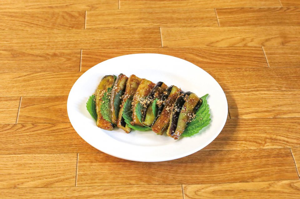 熱々ごはんにのせて　なすとエゴマの旨焼き